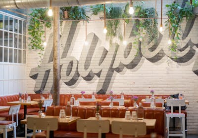 Salle du restaurant Holybelly, dans le 10ème arrondissement de Paris