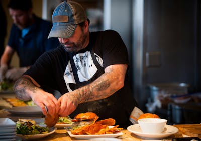 Un restaurateur en train de cuisiner