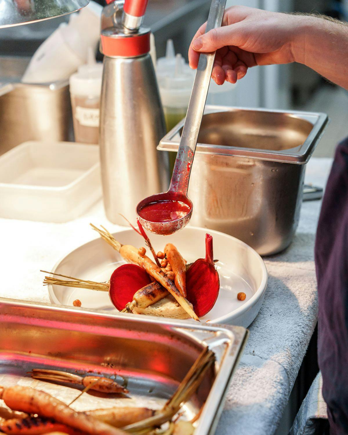 Préparatif en cuisine d'un plat de La Musardière
