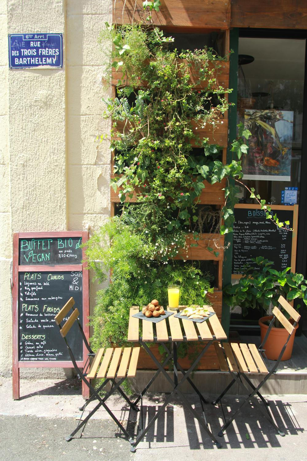 Terrasse La Table à l'Envers Restaurant végétalien Marseille Cours Julien