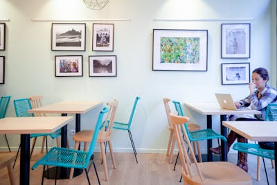 Salle du Café Aum, à Issy-les-Moulineaux