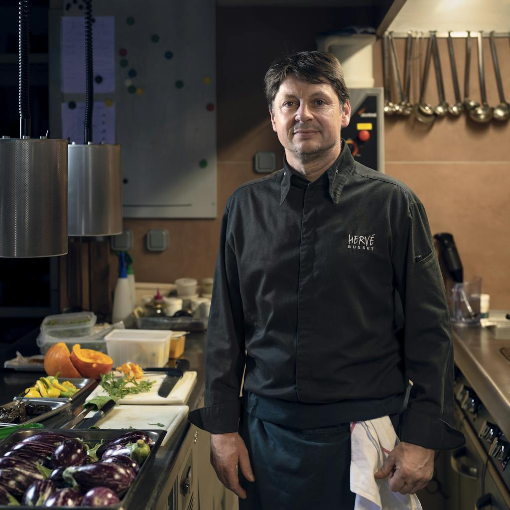 Le chef étoilé Hervé Busset dans la cuisine de son restaurant