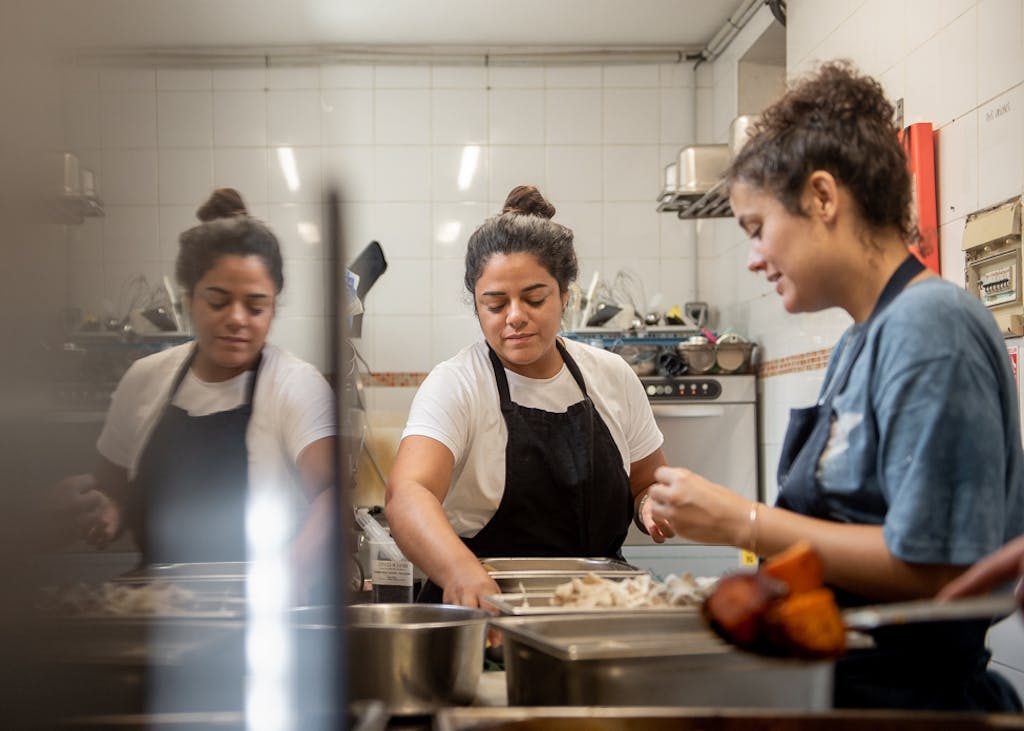 Une partie de l'équipe dans les cuisines de Mariposas