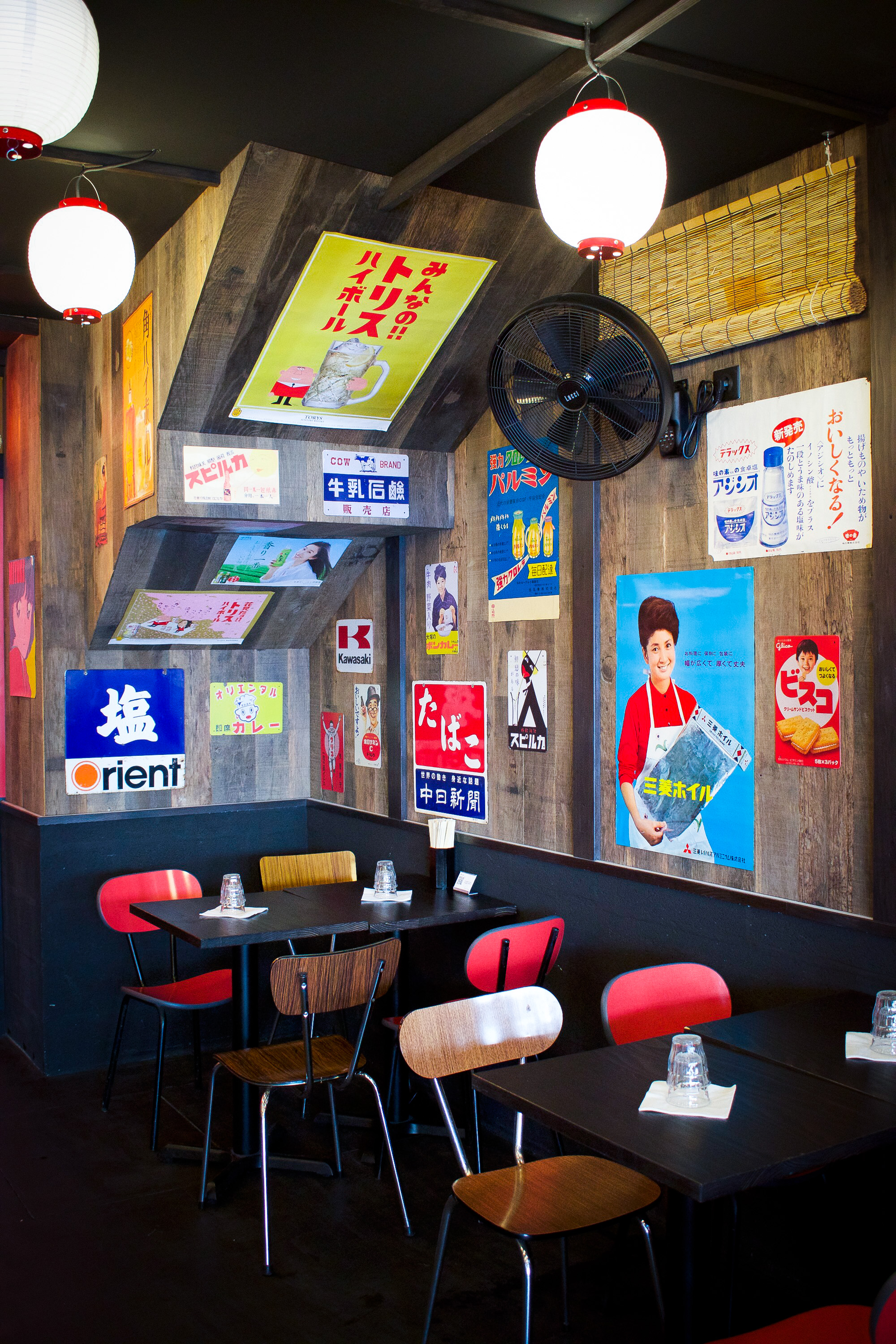 Salle du restaurant japonais Jinchan Shokudo, labellisé 1 macaron Écotable