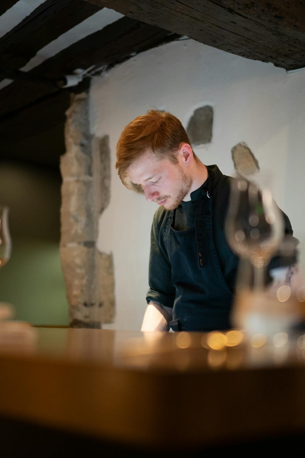 Un cuisinier du restaurant Sola