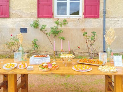 Table et plats du traiteur Les Dames de la Cantine