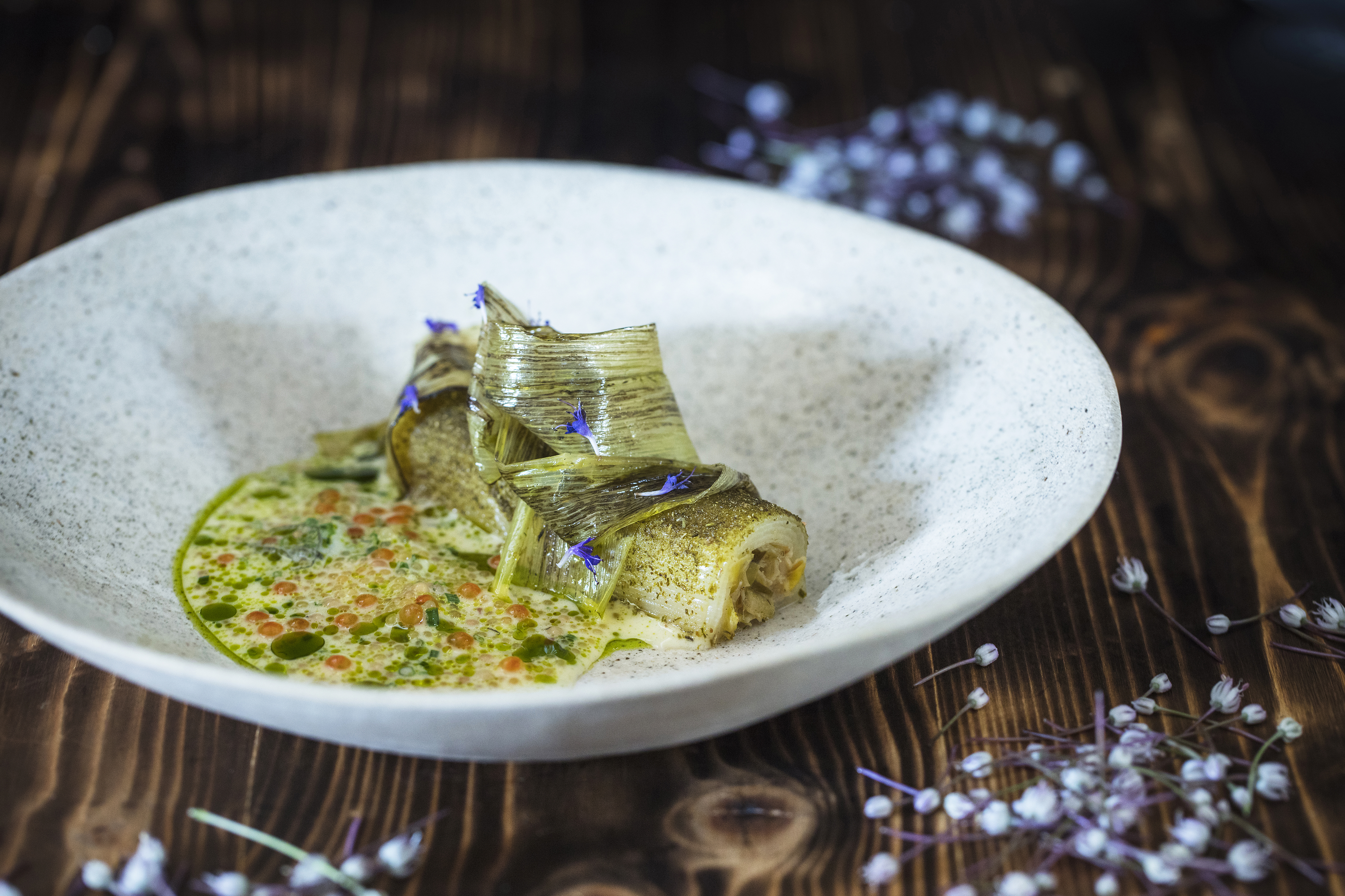 Plat de poireaux du restaurant Le Clos des Sens, labellisé 3 macarons Écotable