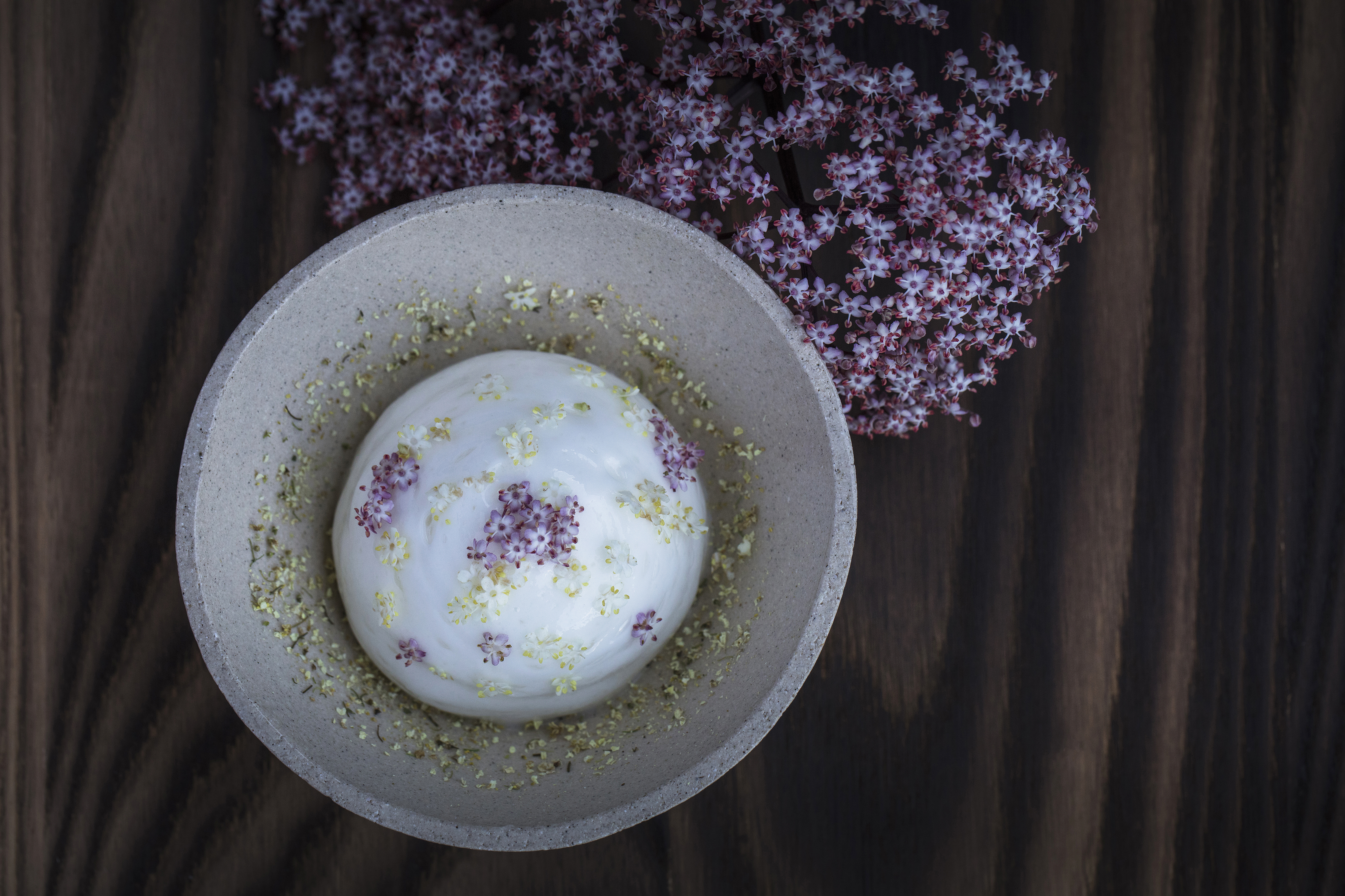 Plat de sureau du restaurant Le Clos des Sens, labellisé 3 macarons Écotable
