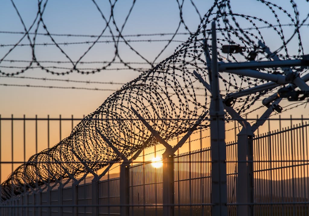 Barbelés de prison, article sur le milieu carcéral et l'alimentation par Écotable