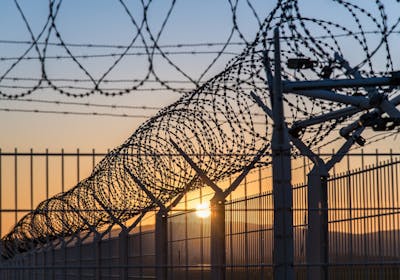 Barbelés de prison, article sur le milieu carcéral et l'alimentation par Écotable