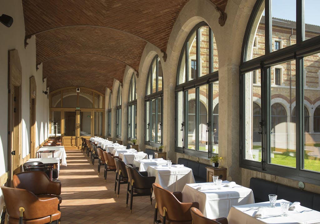 Vue du Cloître de l'espace restauration de l'Hôtel Fourvière, labellisé 2 macarons Écotable