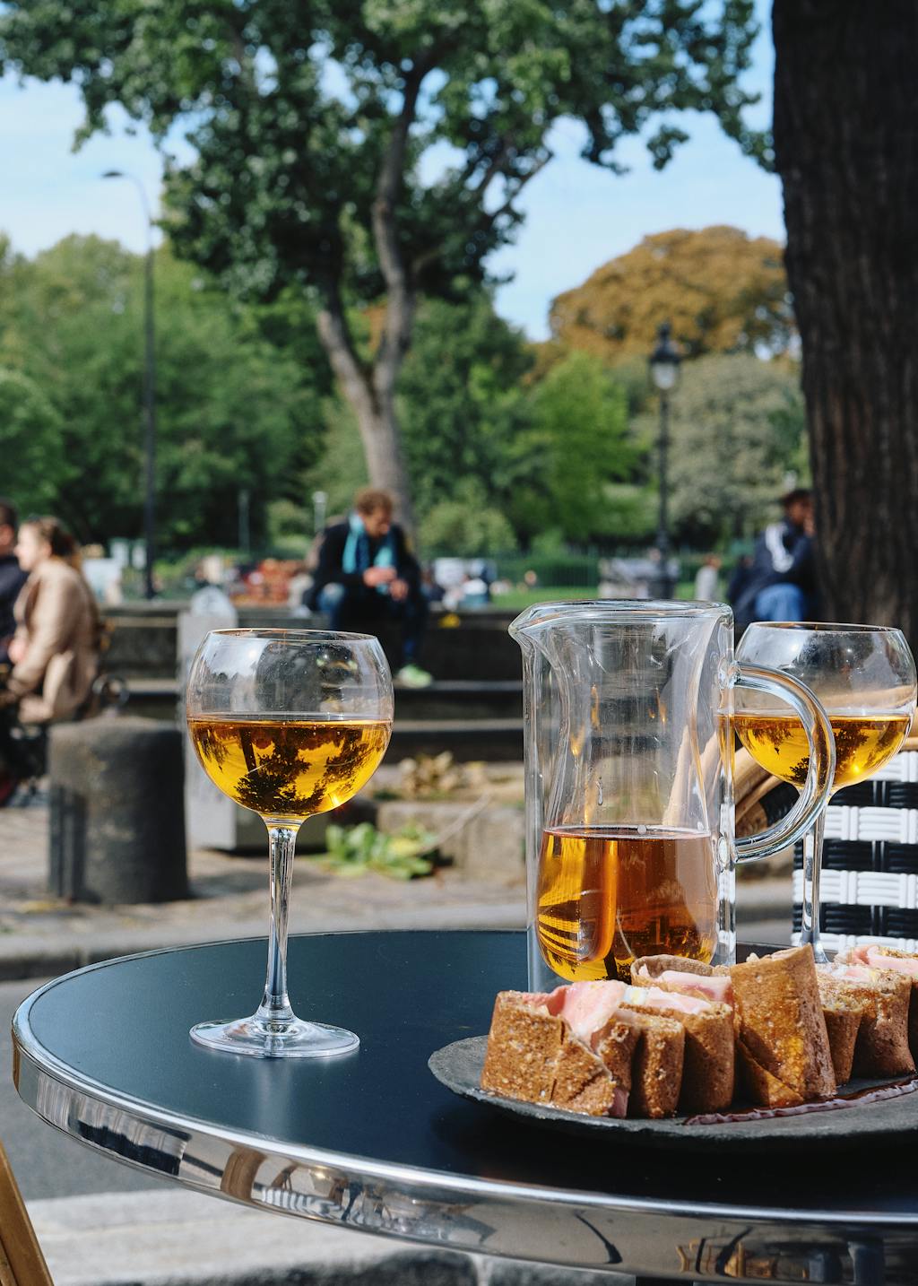 Terrasse de la crêperie écoresponsable Breizh Café Canal, 1 macaron Écotable