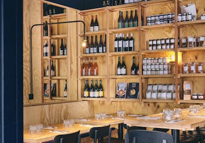 Intérieur de la crêperie écoresponsable Breizh Café Canal, 1 macaron Écotable