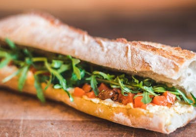 Sandwich baguette houmous carotte de la Sandwicherie Picto, labellisé 1 macaron Écotable