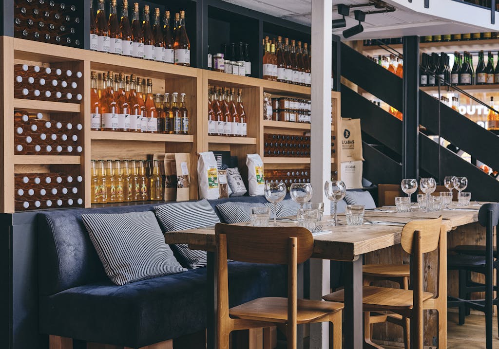 Intérieur de la crêperie écoresponsable Breizh Café Abbesses, 1 macaron Écotable