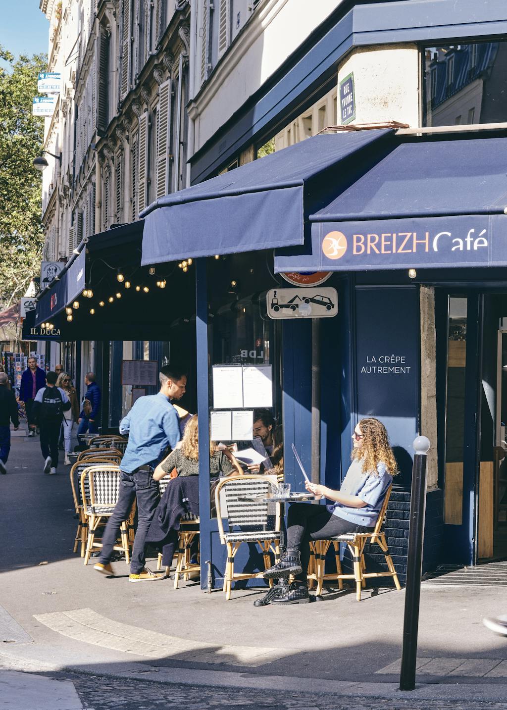 Extérieur de la crêperie écoresponsable Breizh Café Abbesses, 1 macaron Écotable