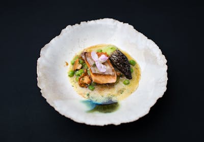 Plat de poisson du restaurant Larousselle Hors Champ, labellisée 3 macarons Écotable