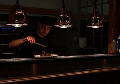 Dressage en cuisine du restaurant O'Papilles, labellisé 2 macarons Écotable