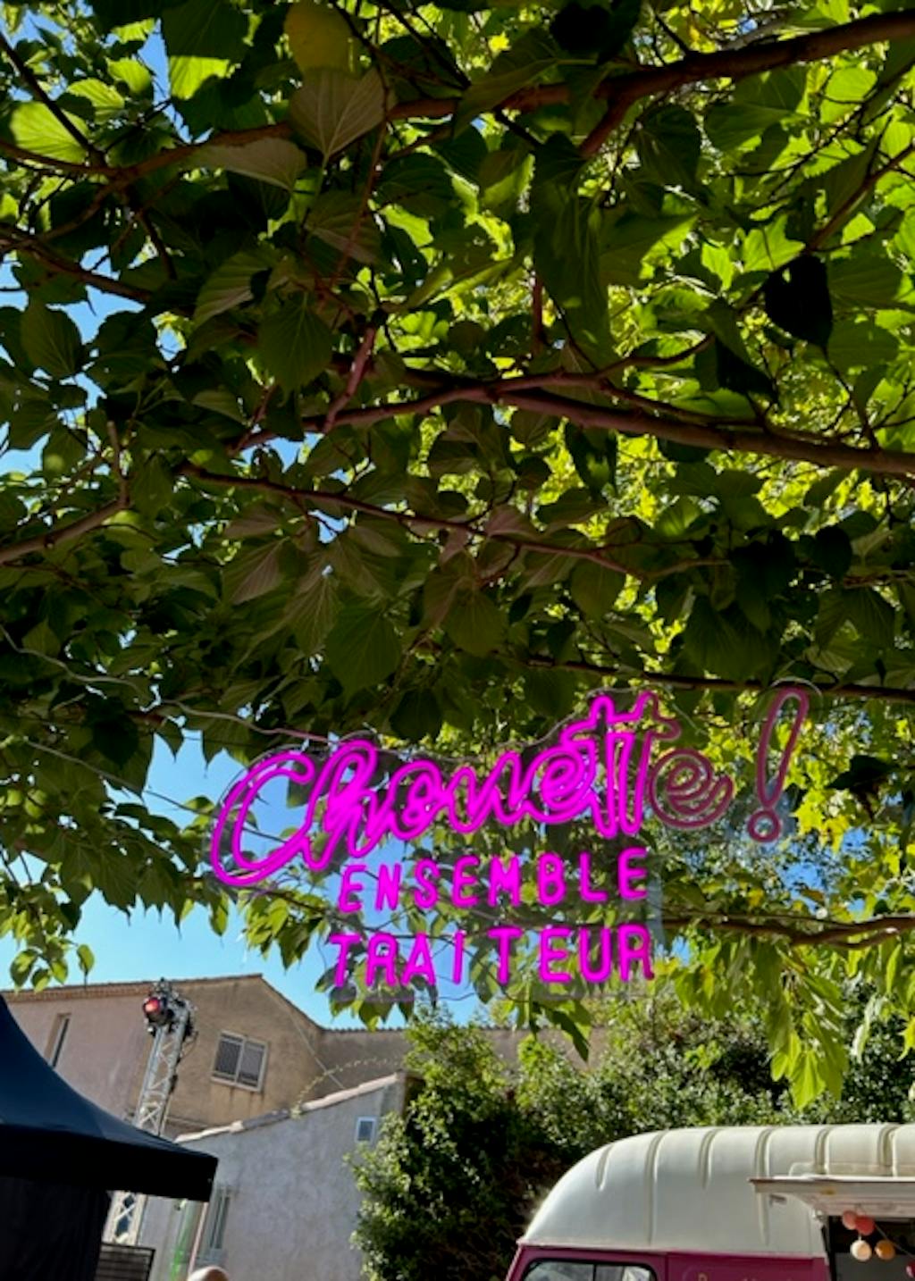 Néon du traiteur Chouette Ensemble !, labellisé 2 macarons Écotable