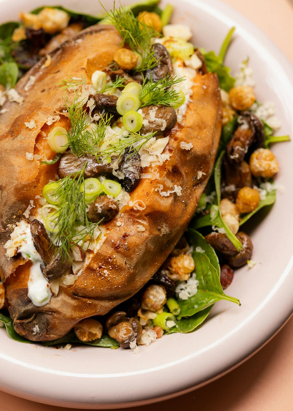 Patate douce farcie du restaurant Mannie, labellisé 2 macarons Écotable