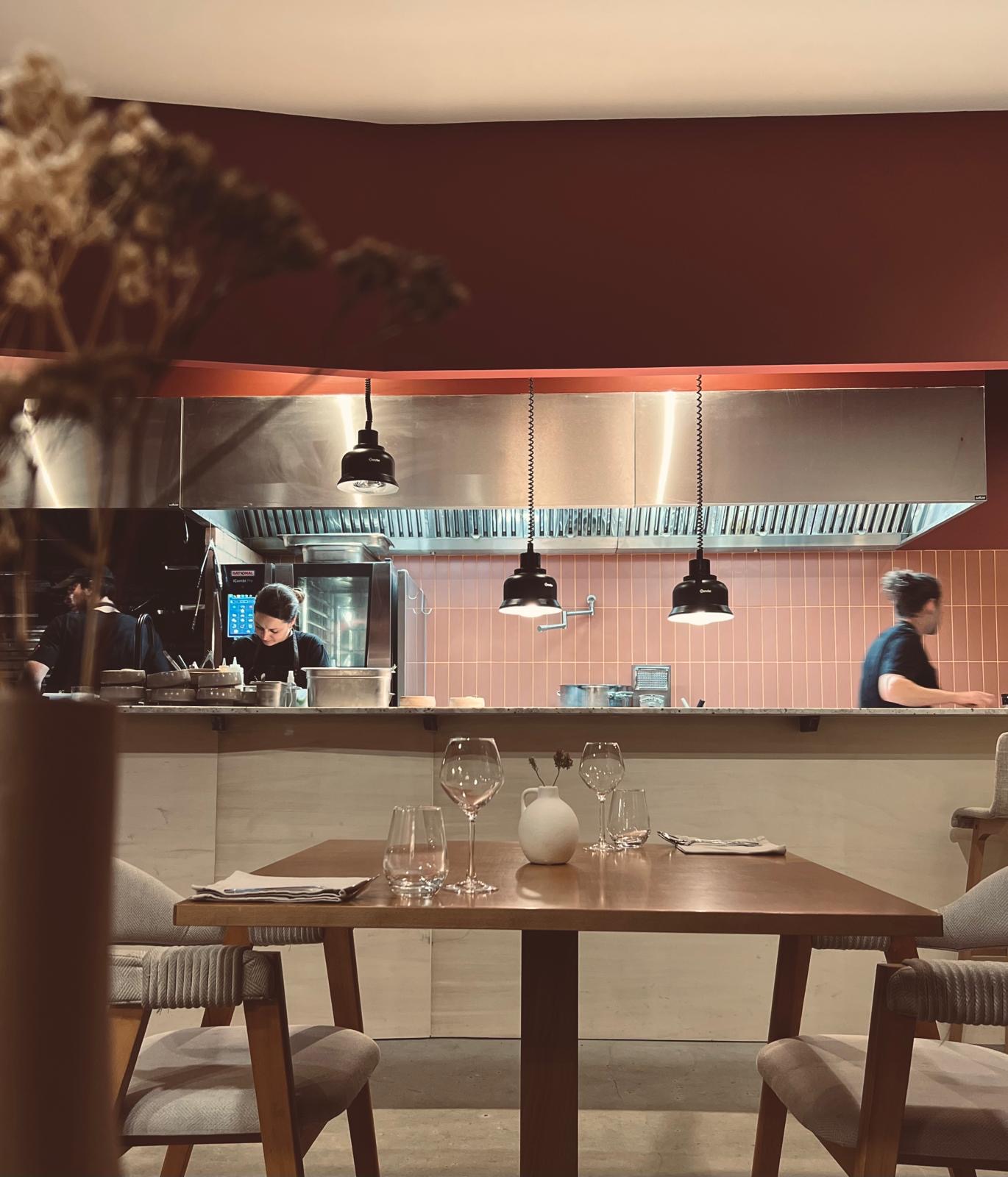 Interieur du restaurant Grenat, labellisé 2 macarons Écotable