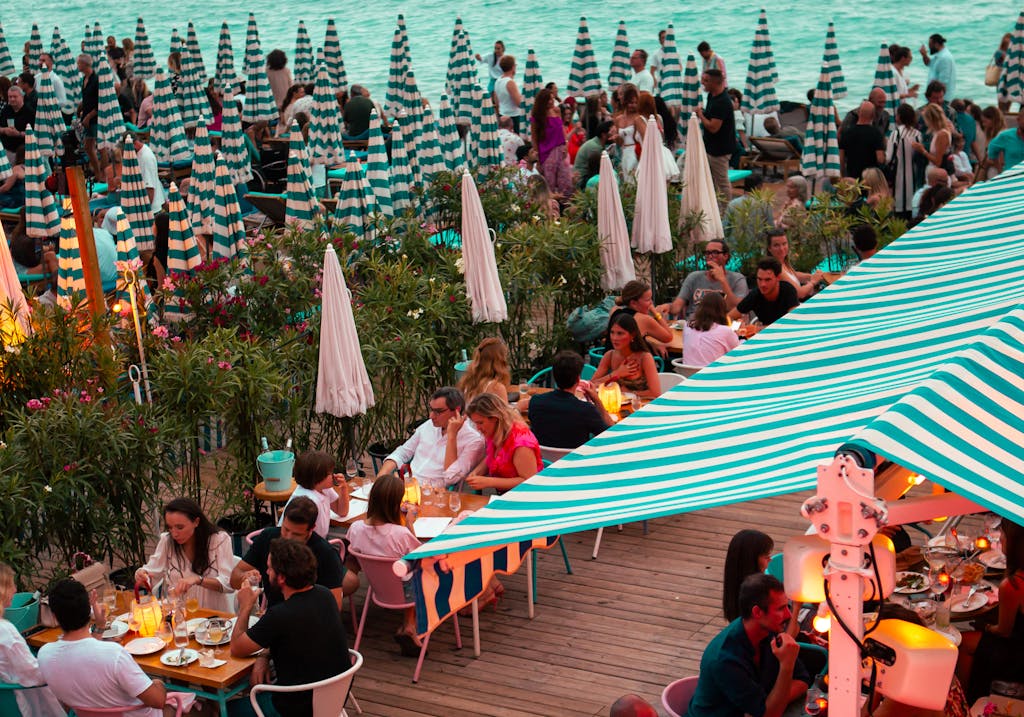 Terrasse de l'Hôtel Amour à la Plage, labellisé 1 macaron Écotable
