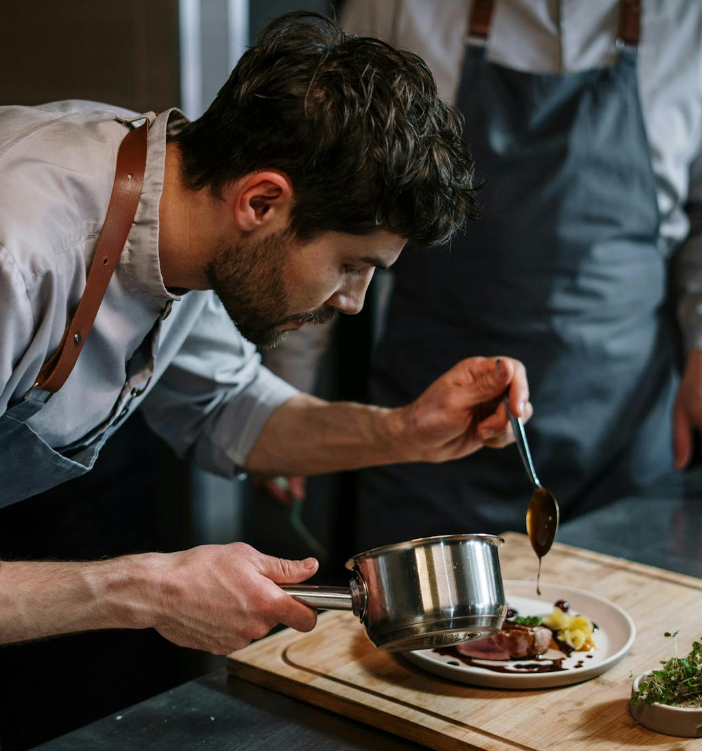Chef qui cuisine dans son restaurant