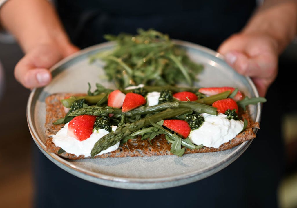 Galette aux asperges et fraises de B'Belette, crêperie écoresponsable labellisée 3 macarons Écotable