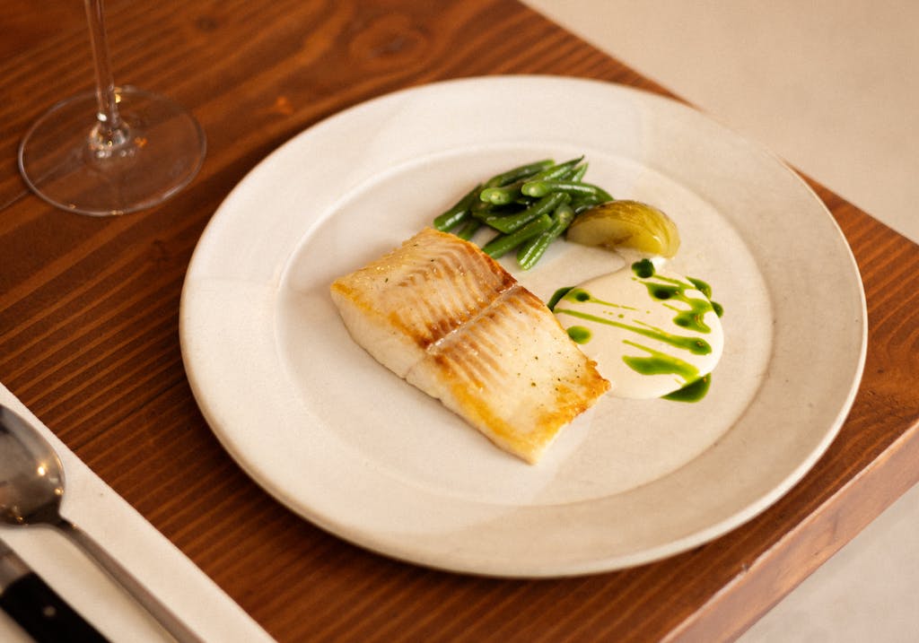 Assiette du restaurant Prémices, 2 macarons Écotable