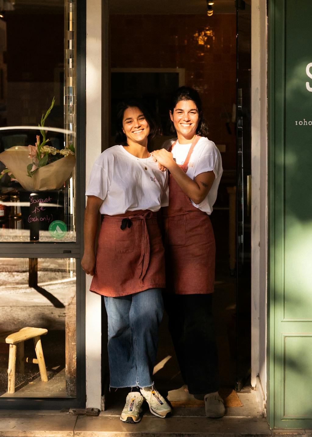 Caroline et Anne-Laure, gérantes de Sistaoū, 2 macarons Écotable