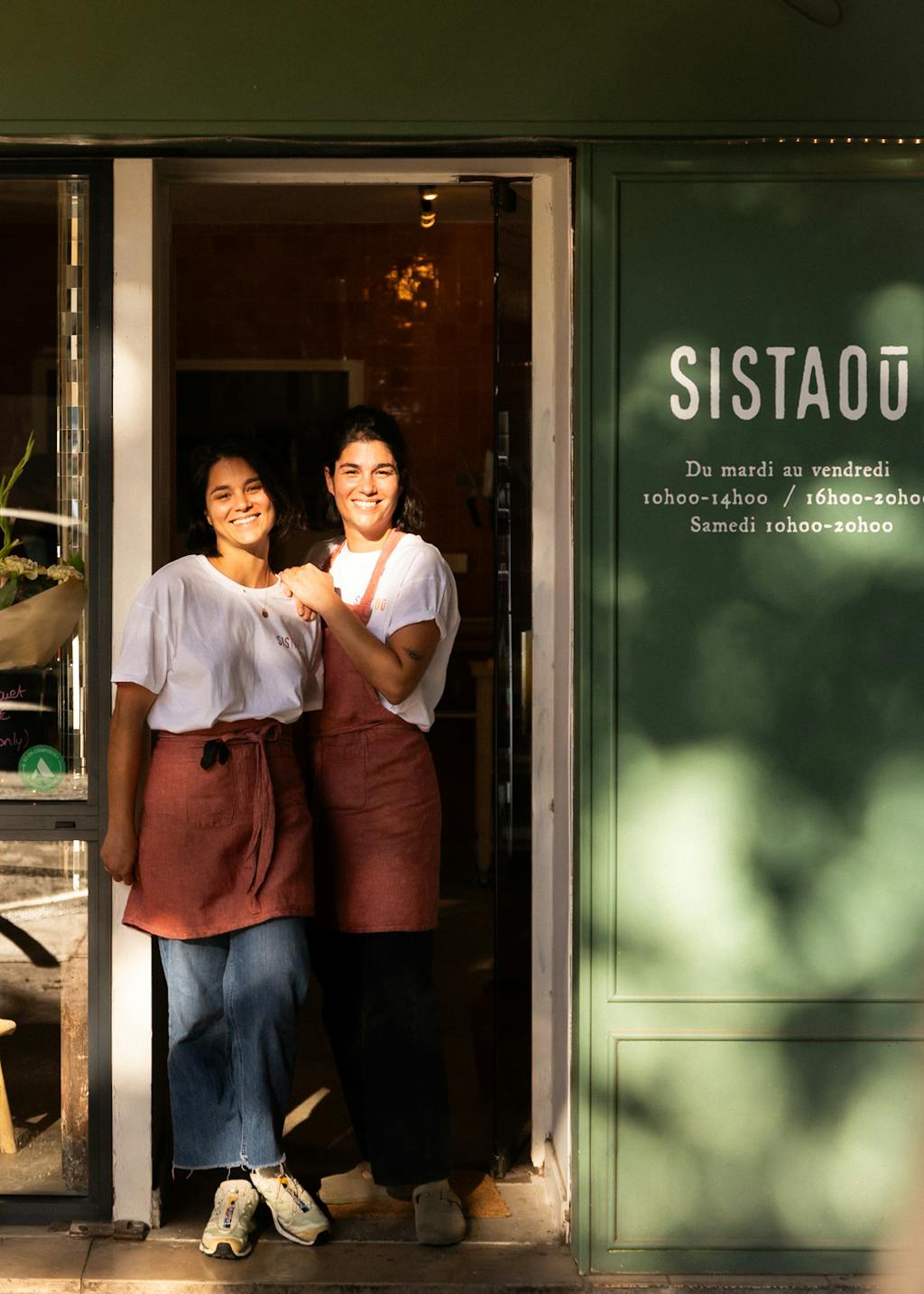 Caroline et Anne-Laure, gérantes de Sistaoū, 2 macarons Écotable