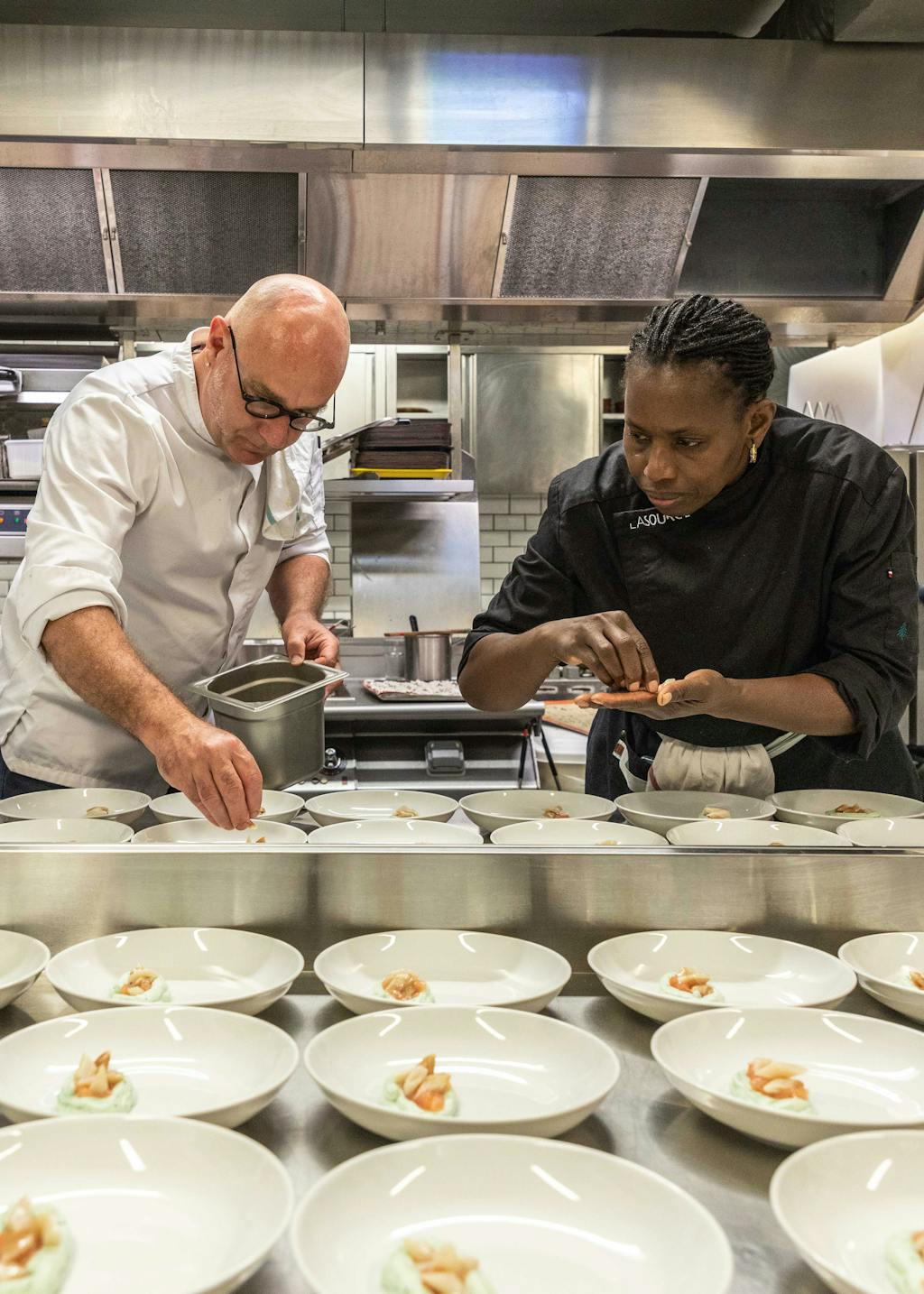 Équipe en cuisine du restaurant d'application La Source, 3 Écotables