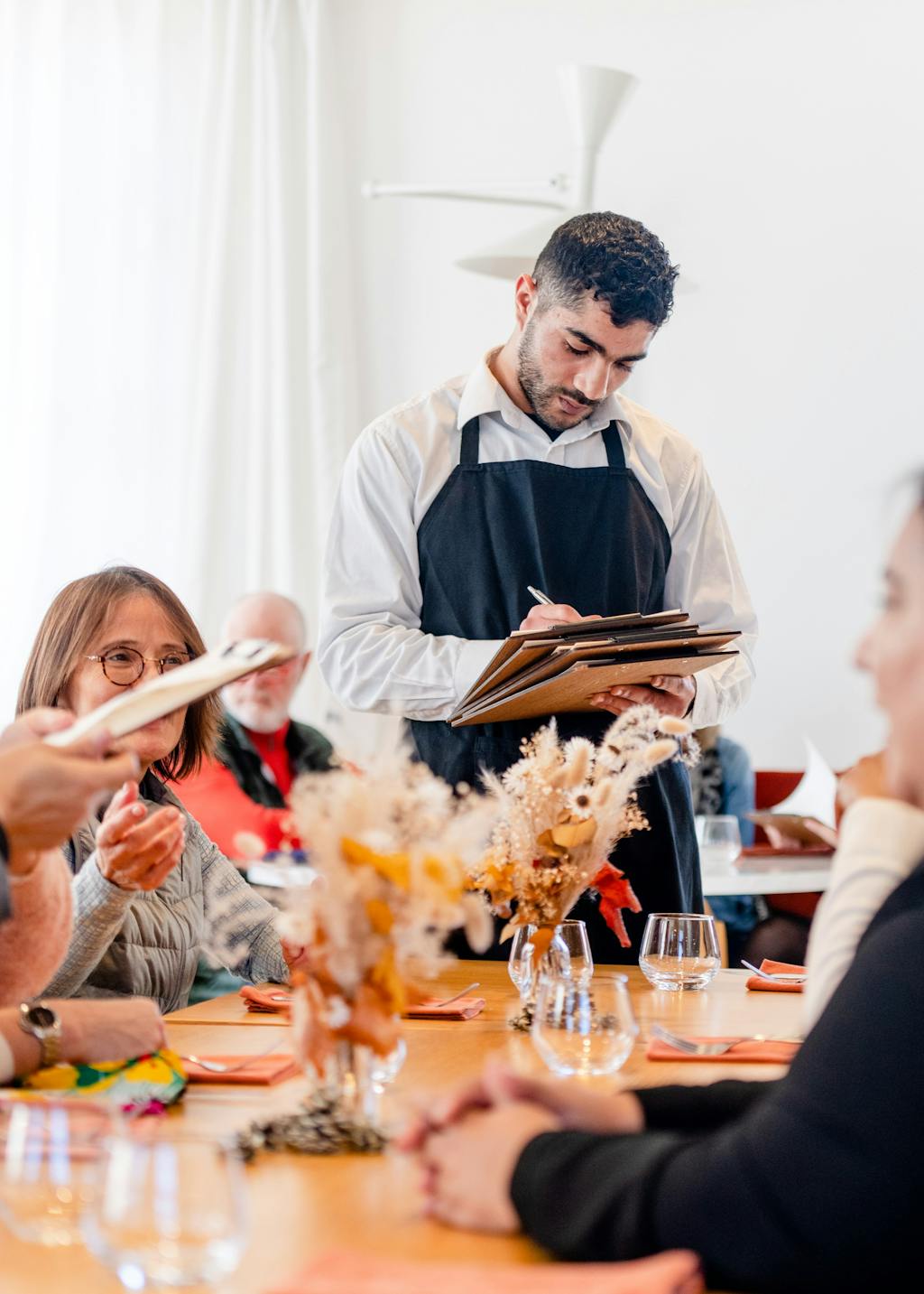 Serveur au restaurant Les Beaux Mets, labellisé 1 Écotable