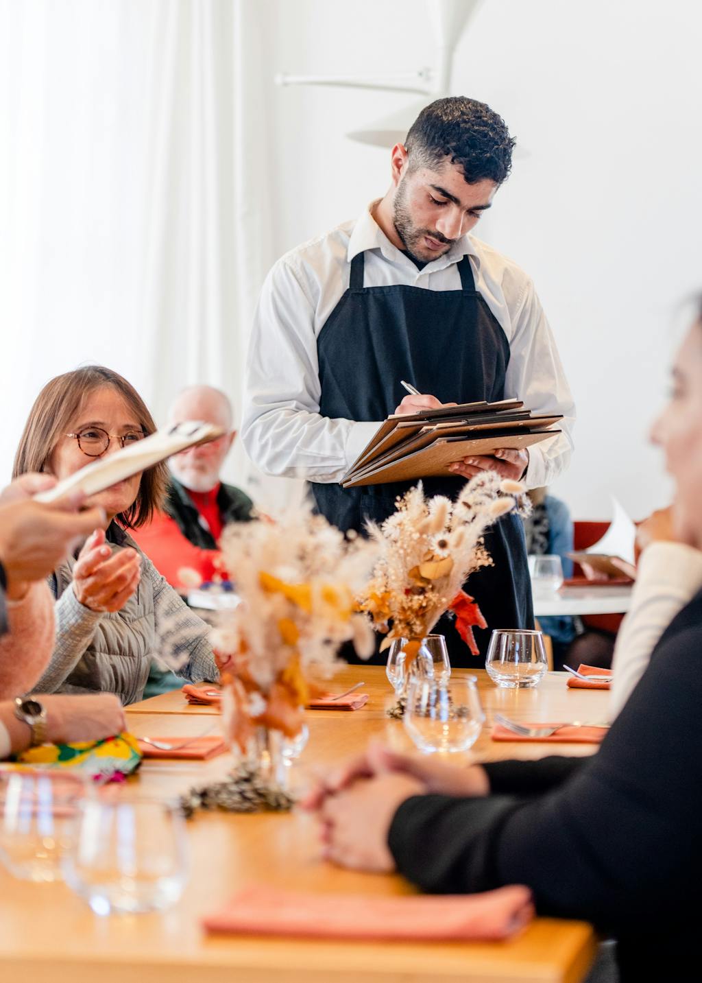 Serveur au restaurant Les Beaux Mets, labellisé 1 Écotable