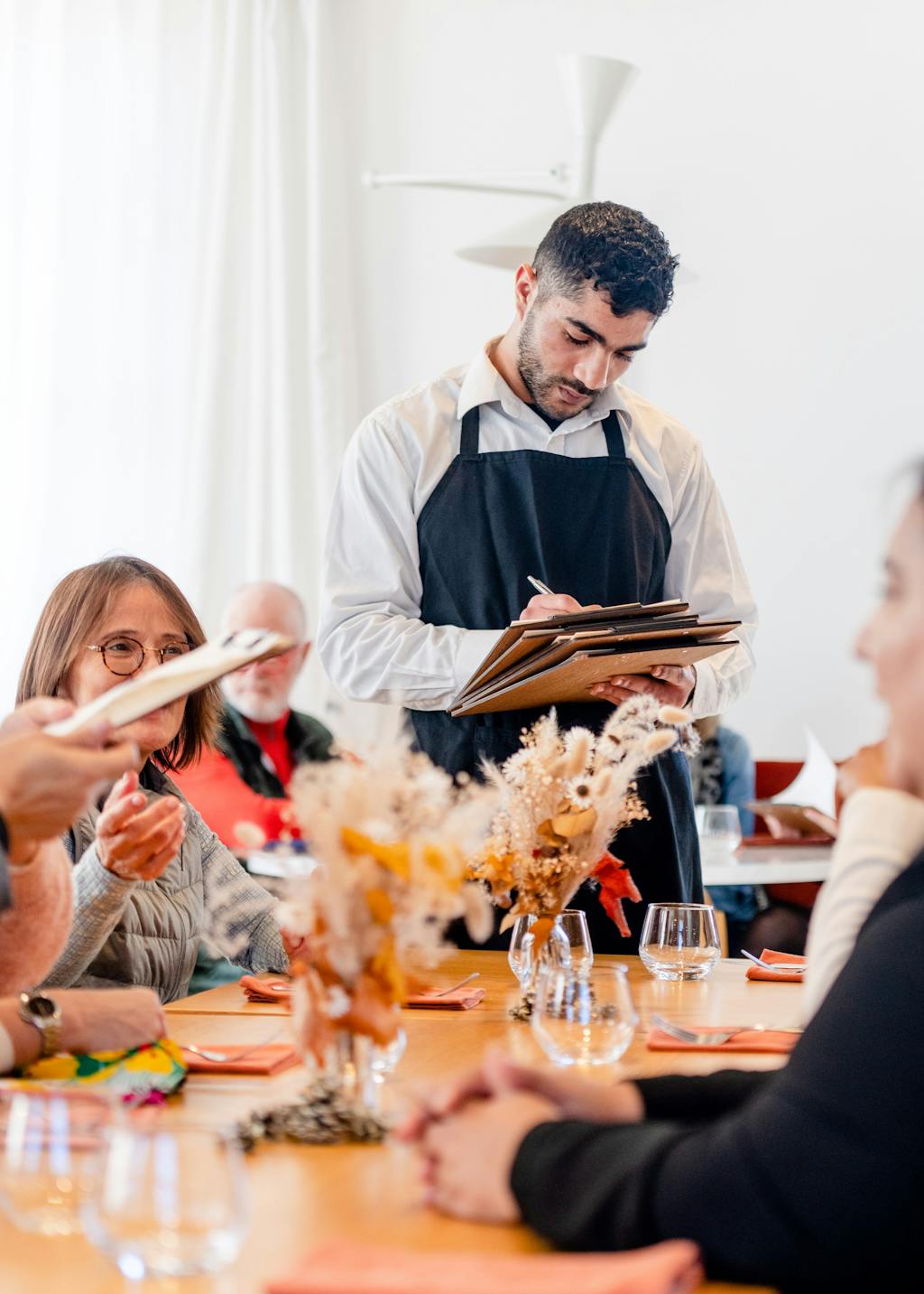 Serveur au restaurant Les Beaux Mets, labellisé 1 Écotable