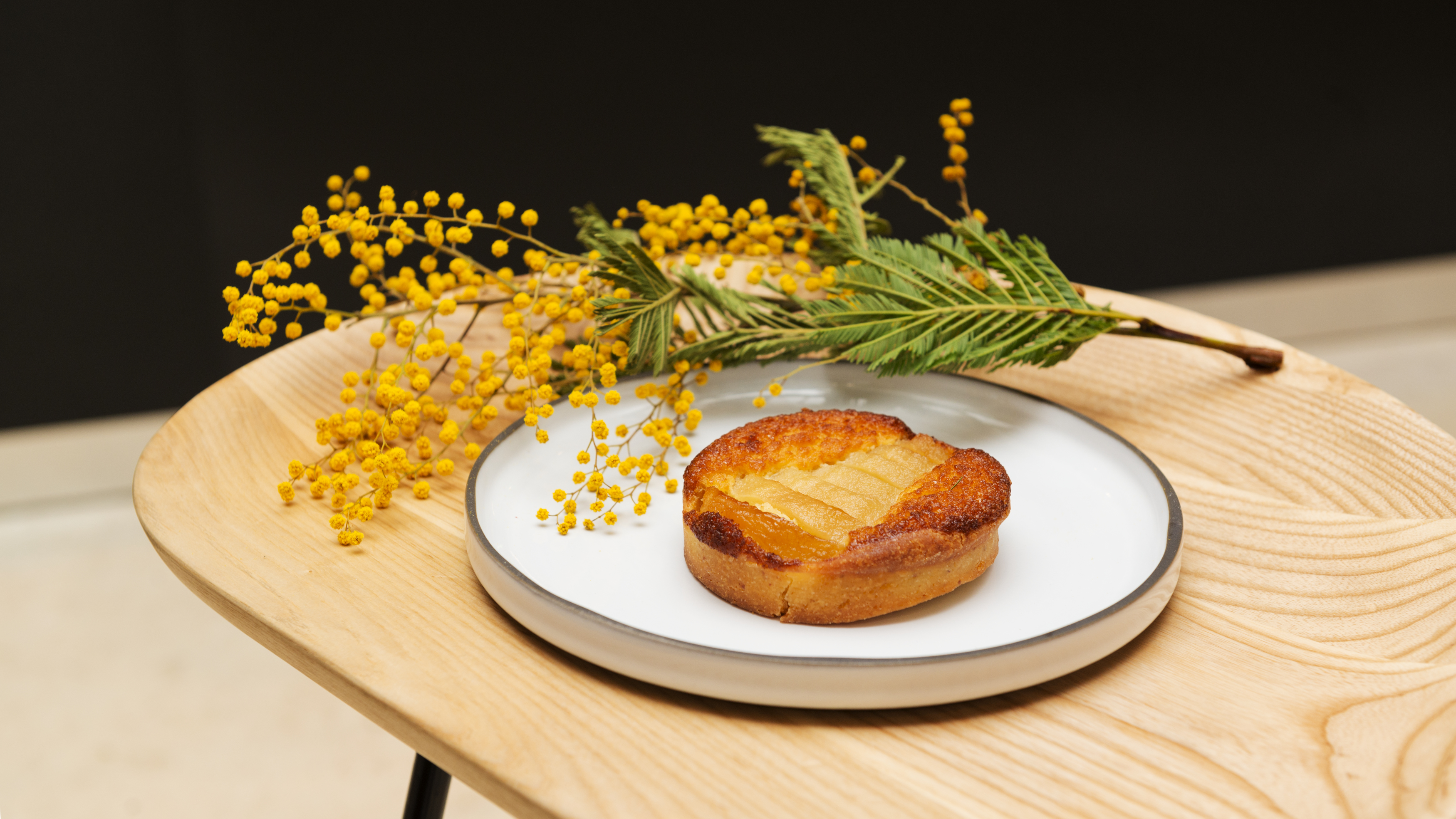 Gâteau du traiteur Les Pieds Sous La Table labellisé 2 macarons Écotable