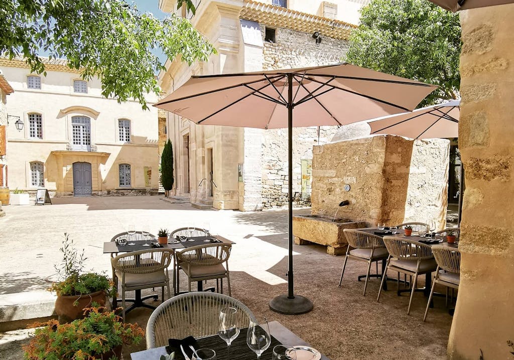 Terrasse du restaurant O'Rabasse, labellisé 3 macarons Écotable