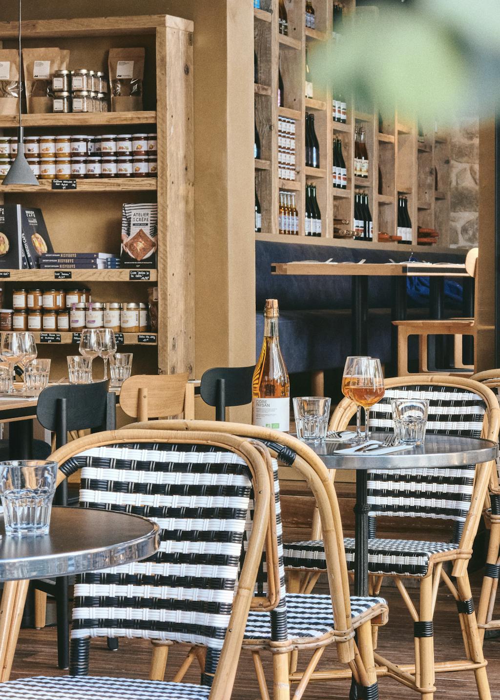 Intérieur de la crêperie écoresponsable Breizh Café Passy, 1 macaron Écotable