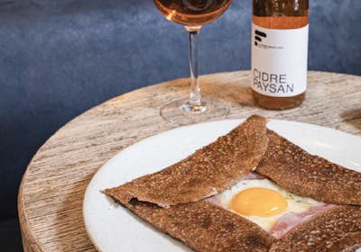 Galette salée de la crêperie écoresponsable Breizh Café Vincennes, 1 macaron Écotable
