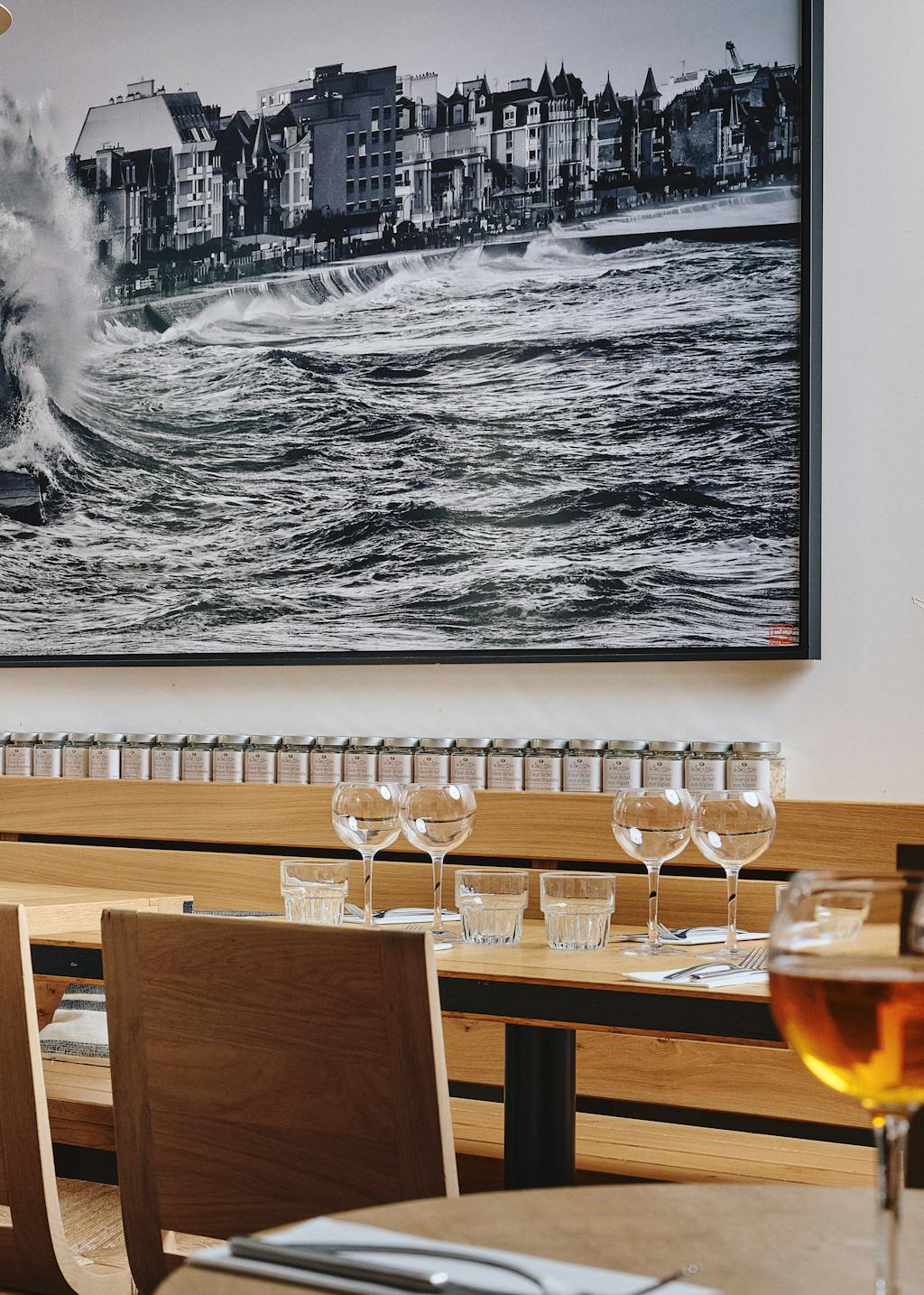 Intérieur de la creperie Breizh Café Montorgueil à Paris, 1 Écotable