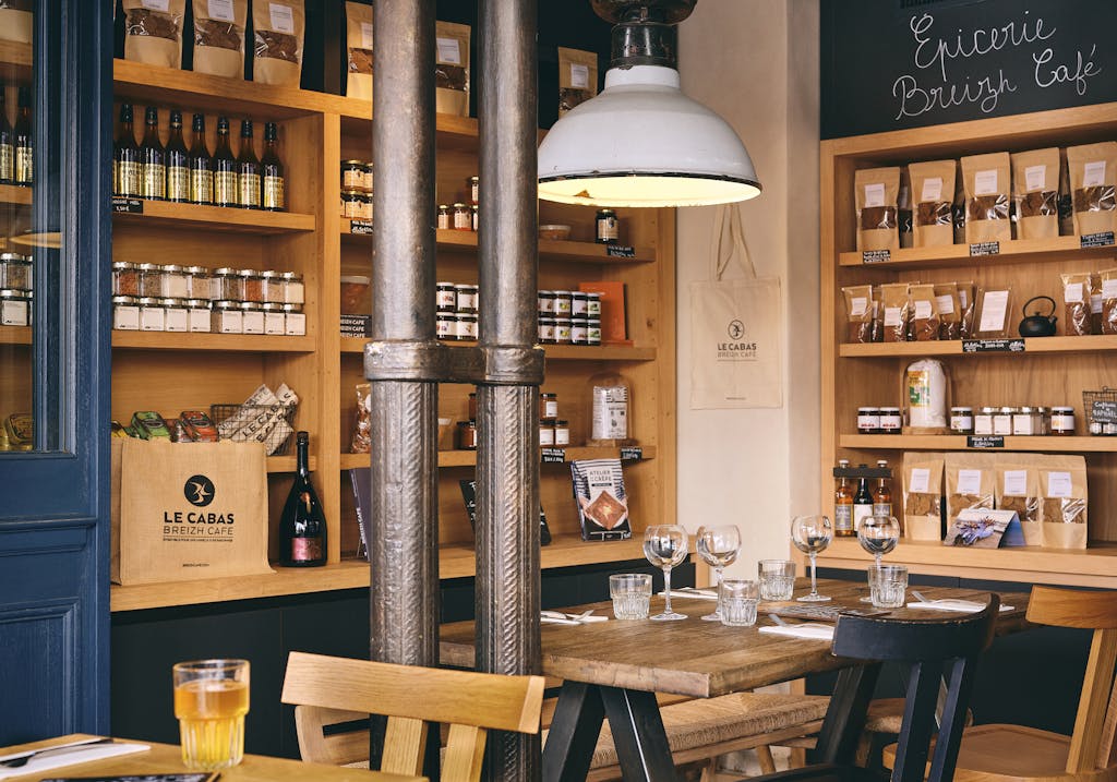 Intérieur de la crêperie écoresponsable Breizh Café Batignolles, 1 macaron Écotable