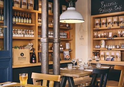 Intérieur de la crêperie écoresponsable Breizh Café Batignolles, 1 macaron Écotable