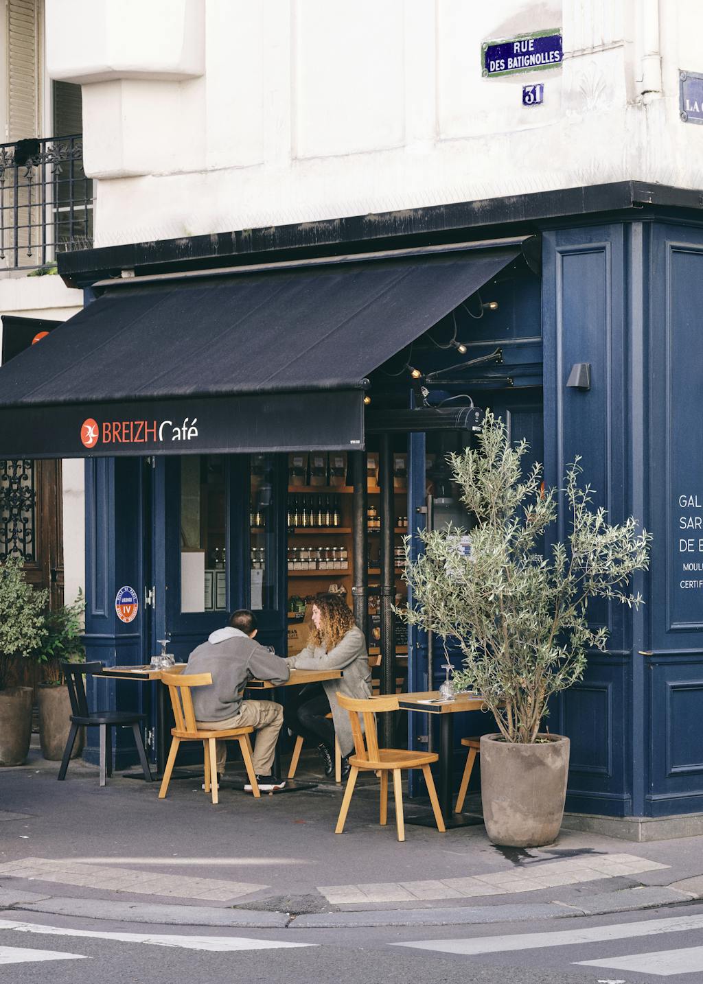 Extérieur de la crêperie écoresponsable Breizh Café Batignolles, 1 macaron Écotable