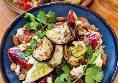 Assiette végétale du restaurant Tanja, labellisé 3 macarons Écotable