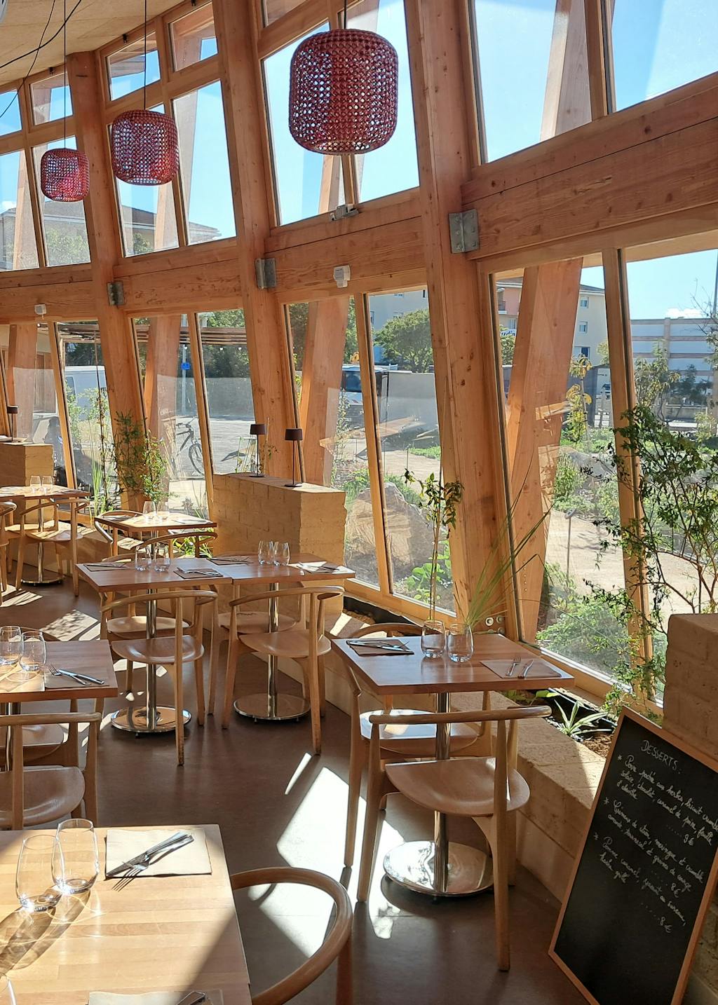 Intérieur du restaurant Le Présage à Marseille, labellisé 3 écotables