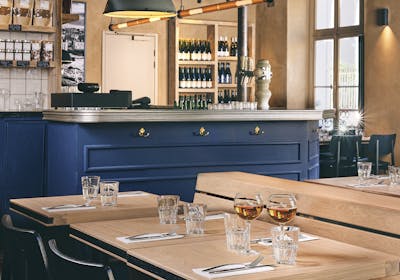 Intérieur de la crêperie écoresponsable Breizh Café Boulogne, 1 macaron Écotable