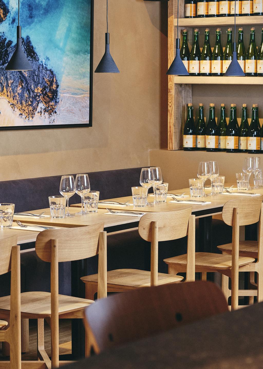 Intérieur de la creperie Breizh Café Charles Michels à Paris, 1 Écotable