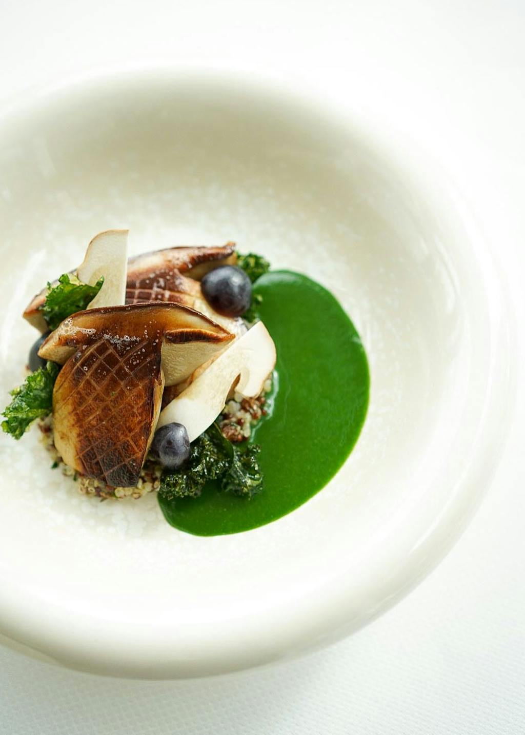 Plat champignon du restaurant Adour par l'École Alain Ducasse, labellisé 1 macaron Écotable