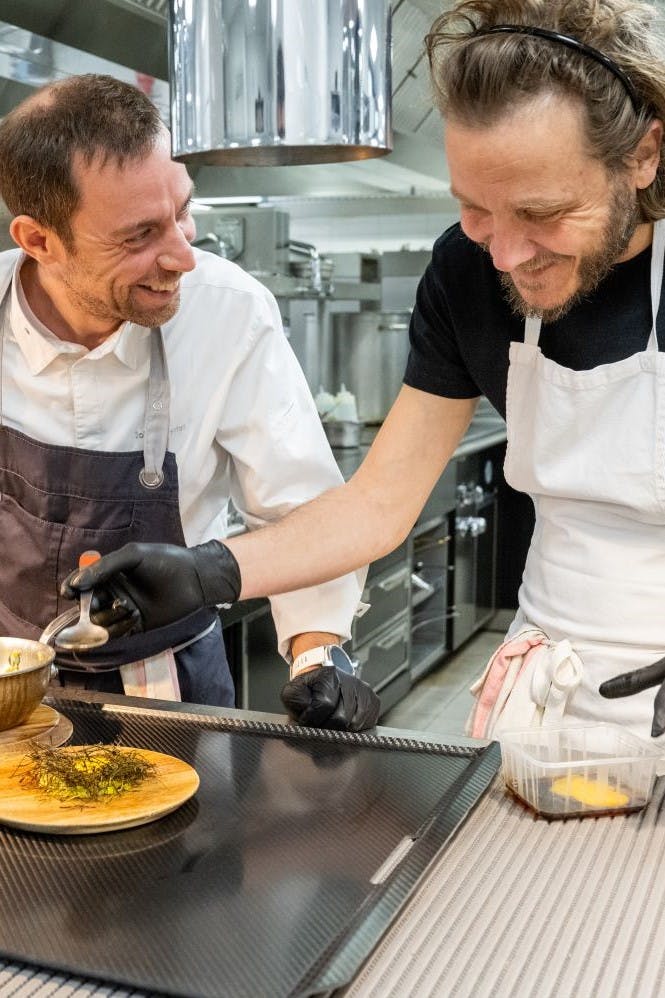 Johan Thyriot et Julien Arnould dans les cuisines du Domaine du Colombier