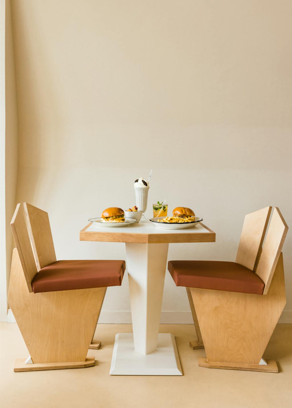 Un table avec des burgers de PNY